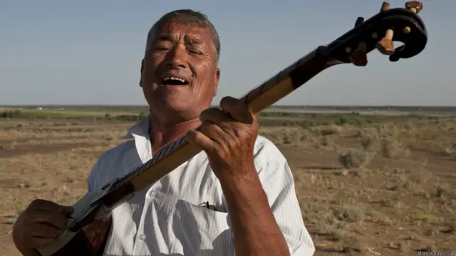 Бу киши Зардуштийларнинг "сукут қалъаси"да қўшиқ куйлаяпти. Чилпикда зардуштийлар жасадларни қолдирганлар. Зардуштийлар жасадни ерга кўмиш тупроқни захарлайди, ёқиш эса оловни булғайди, деб ишонганлар ва жасадларни очиқ ҳавода қолдирганлар. 