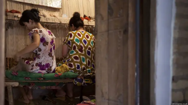 Хива ҳар доим ҳунармандлар маскани бўлиб келган. Бу суратда аёллар ипак гилам тўқишмоқда. Бу гиламни олти аёл олти ойда тўқиб битиради.