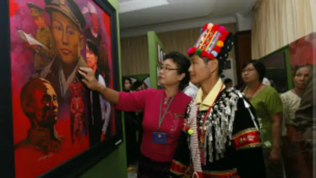 ငွေရတု အခမ်းအနားက ပြပွဲကို တက်ရောက် လာကြတဲ့ ဧည့်သည်တော်များ