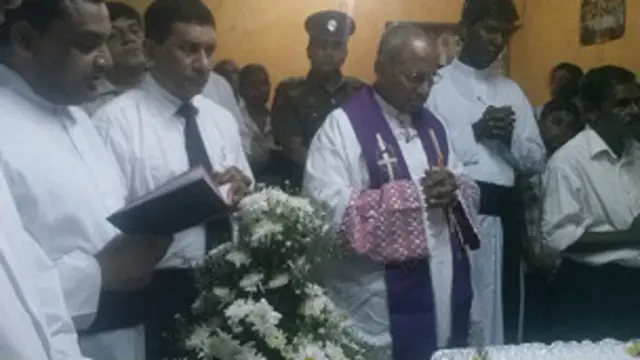 ප්රහාරයෙන් මිය ගිය අකිල දිනේෂ් සිසුවාගේ අවමගුලට සහභාගී වූ මැල්කම් රන්ජිත් කාදිනල් තුමන්