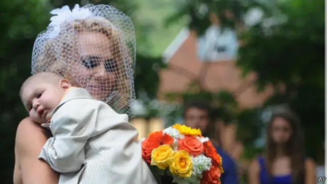 Logan no colo da mãe