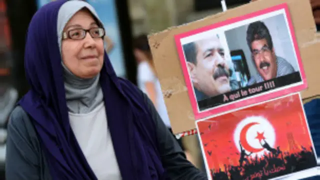 تجمع عدد كبير من المتظاهرين أمام المجلس قبل الاجتماع وخلاله.