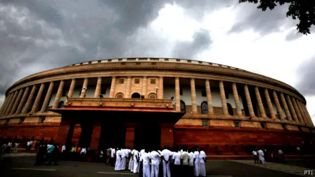 ඉන්දියාවේ පාර්ලිමේන්තු මන්ත්‍රීවරුන්ගේ ඇඳුම සම්බන්ධයෙන් පවතින්නේ බොහෝ ලිහිල් ආකල්පයක්