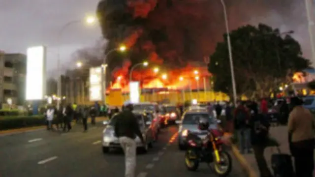 آتشزدگی کی وجہ سے ہوائی اڈہ پروازوں کے لیے بند کر دیا گیا ہے