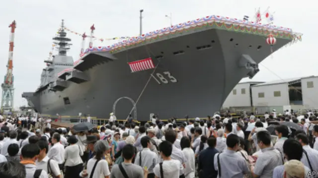 日本出云号准航母在横滨下水(6/8/2013)