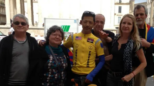 流亡藏人仁波·雅克骑车经过13个欧洲国家，访问了150多个欧洲城镇，呼吁公众关注西藏。