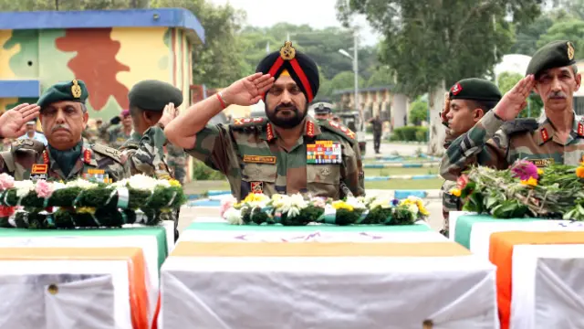 सैनिकों को श्रद्धांजलि देते सेना प्रमुख जनरल विक्रम सिंह और अन्य अधिकारी