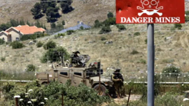 يسير الجيش الاسرائيلي دوريات بشكل مستمر على الحدود مع لبنان