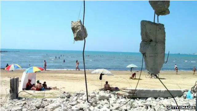 2003年，临海违章建筑被拆除