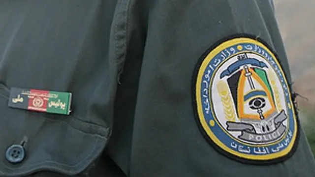 د افغانستان د رڼښت څارونکې اداره وايي چې د دوی د ارزونو له مخې، ۹۵ سلنه د پولیسو پوستې چې د لویو لارو پر سر پرتې دي، په ناقانونه توګه له موټر چلوونکو پیسې اخلي.