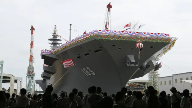 日本出云号军舰下水命名仪式