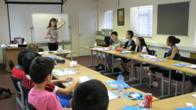 一个来自上海的赴英学生团在Stafford House夏令营上课