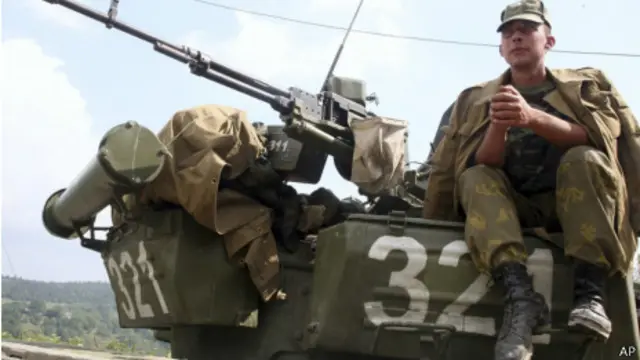 Российский солдат на бронемашине в Южной Осетии 8 августа 2008 года