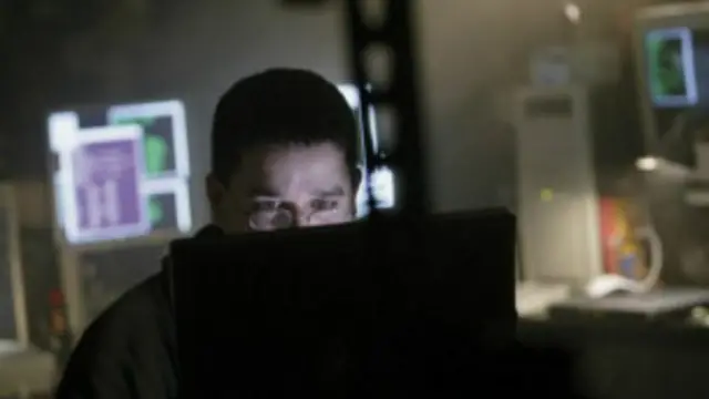 يمكن للقراصنة تحميل برامج مضرة للشبكات المعلوماتية