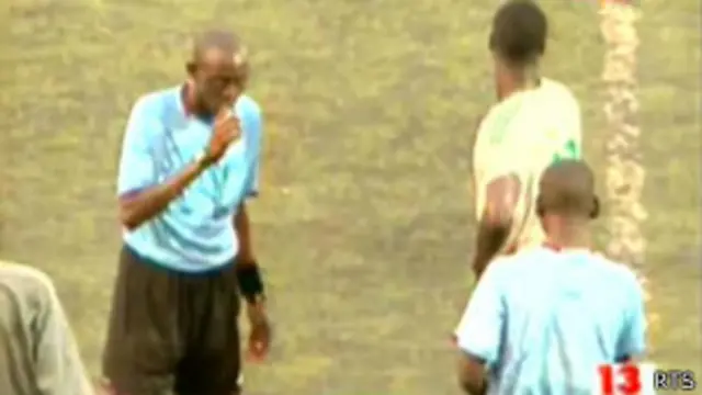 داور سنگالی در حال افطار کردن در میانه بازی