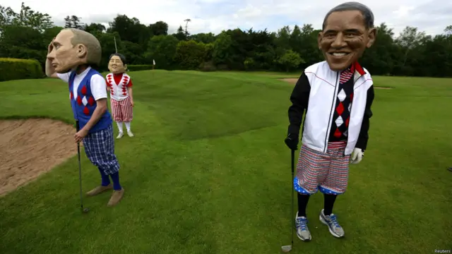 Люди в масках Путина и Обамы, 18 июня 2013 года