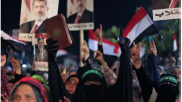 इन प्रदर्शनों में 250 से अधिक लोग मारे जा चुके हैं, जिनमें ज्यादातर मुर्सी के समर्थक बताए जा रहे हैं.