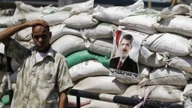 مظاہرین نے دھرنوں کی جگہ کے ارد گرد ریت کی بوریاں اور بڑے بڑے پتھر رکھے ہیں