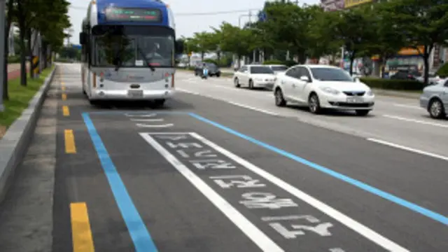 سڑک کے نیچھے نصب بجلی کی تاروں کے ذریعے الیکٹرو میگنیٹک فیلڈ پیدا کی جاتی ہے جس سے بس کے نیچھے لگا آلہ بجلی بناتا ہے