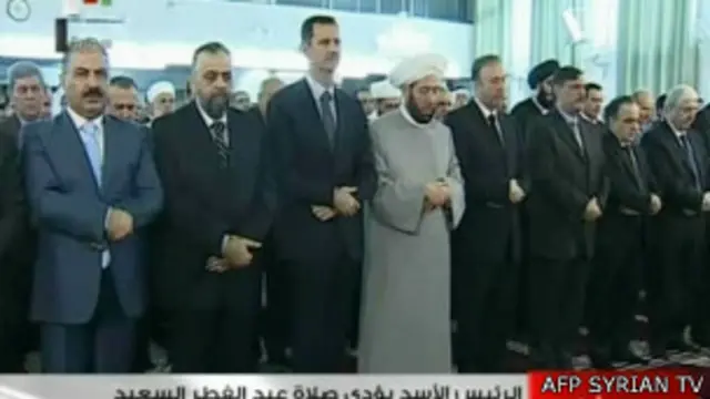 Асад на молитве в мечети