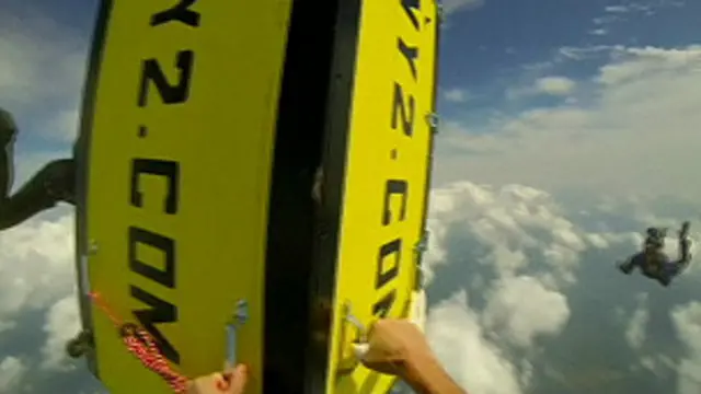 Salto de paraquedas de Anthony Martin, dentro de caixão