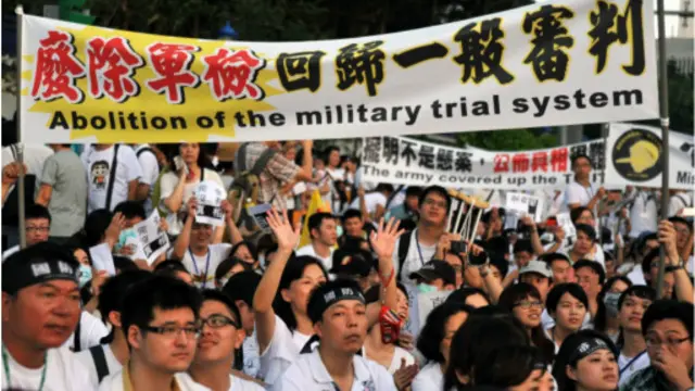 台湾民众抗议废除军检