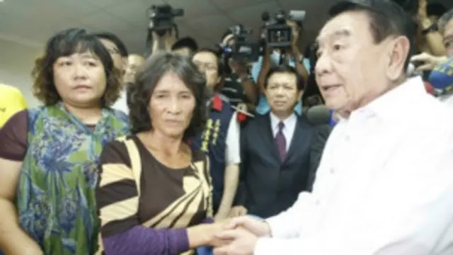 菲律賓總統特使培瑞斯（右）