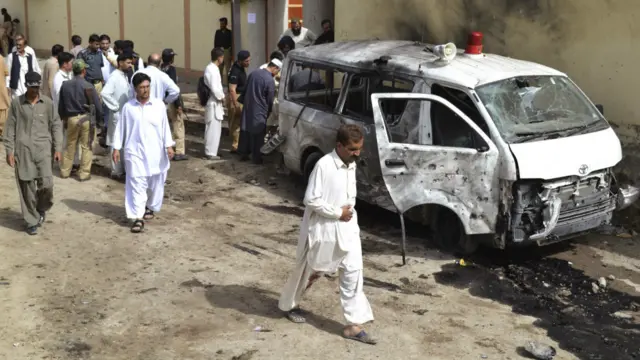 حملے کی جگہ پر ایک تباہ شدہ گاڑی