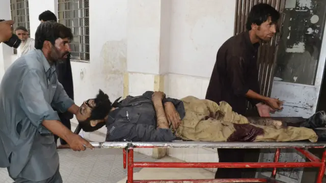 حملے میں زخمی ہونے والا ایک پولیس اہلکار ہسپتال میں