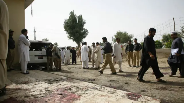 مسجد کے باہر کا منظر