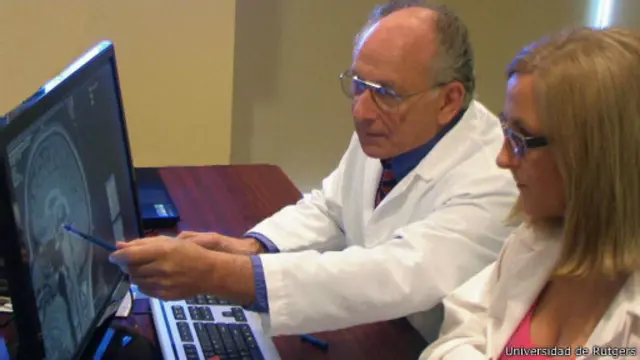 El profesor Barry R. Komisaruk analiza los resultados de su investigacion sobre los efectos del orgasmo en el cerebro de la mujer