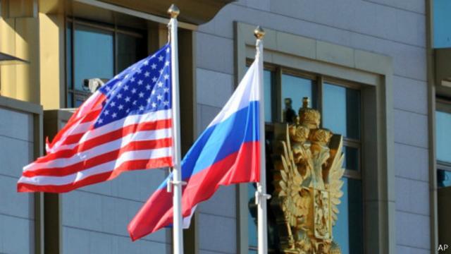 Российский и американский флаги