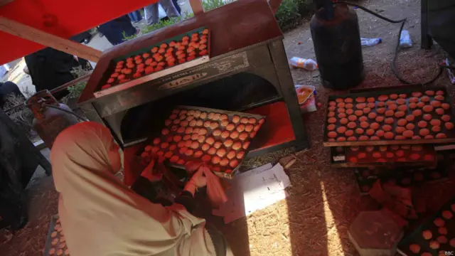 حرص المعتصمون على تقاليد العيد، فزينوا محيطهم وقاموا بتحضير "كعك العيد"، بالإضافة إلى شراء الملابس الجديدة من داخل مكان الاعتصام، وذلك بعد ان قاموا بنصب خيم جديدة استعداداً لاستقبال عائلاتهم. 