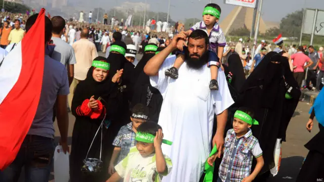 يحتفل المعتصمون برابعة العدوية وميدان النهضة المؤيدون للرئيس المصري المعزول محمد مرسي بعيد الفطر، في تحد لتهديدات وزارة الداخلية بفض اعتصامهم. الصورة من اعتصام رابعة العدوية.