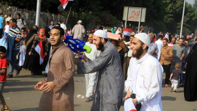 كانت السلطات قد وعدت المتظاهرين بمخرج آمن قائلة إن إنهاء احتجاجاتهم سيسمح بعودة مشاركة الإخوان المسلمين في الحياة السياسية.