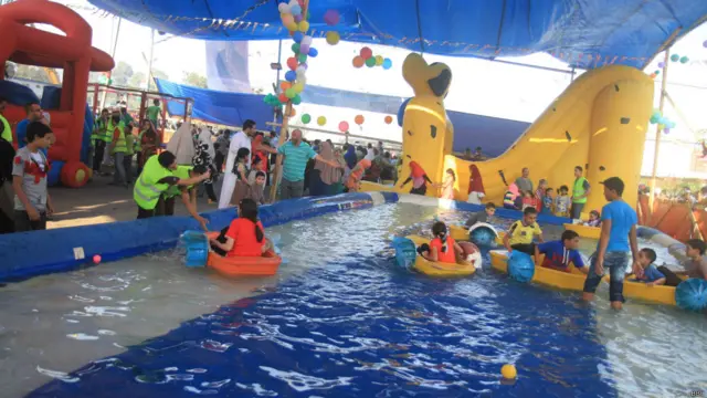 وفي خطوة غير متوقعة، قام المعتصمون في ما أطلقوا عليها "رابعة لاند"، بنصب ملاه للأطفال والأسر قبيل عيد الفطر تمهيداً لوصولهم. 