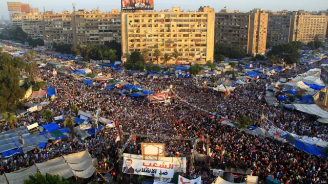 ولم تظهر بعد أي بادرة على تأهب الحكومة لتنفيذ تهديدها الذي أطلقته الأربعاء بفض اعتصامي المحتجين الإسلاميين المطالبين بإعادة مرسي إلى الحكم، بعد عزله في 3 يوليو/تموز الماضي.