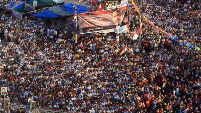 جاء تحذير الحكومة للمحتجين عقب تصريح الرئاسة المؤقتة الأربعاء بأن جهود الوساطة الغربية والعربية لإنهاء الأزمة السياسية في البلاد قد فشلت. المعتصمون يؤدون صلاة العيد برابعة. 