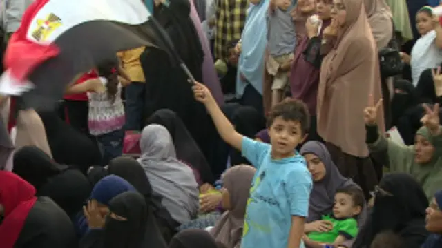 مرکزی قاہرہ میں خوتین ’السیسی غدار ہے، السیسی قاتل ہے‘ کی نعرے بازی کرتی رہیں