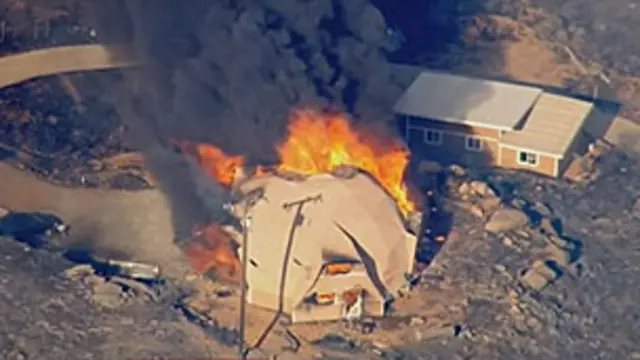 Dezenas de casas foram destruídas pelas chamas (BBC)