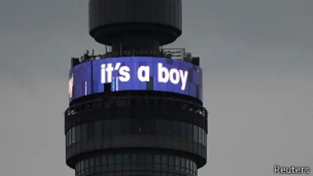 Надпись "это мальчик" на башне BT в Лондоне