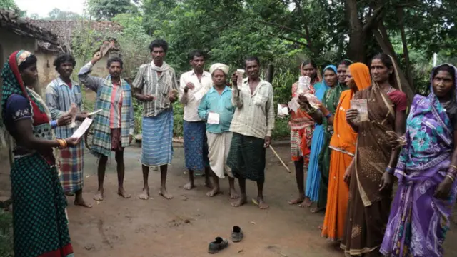 आदिवासियों को मिले रिश्वत के पैसे वापस