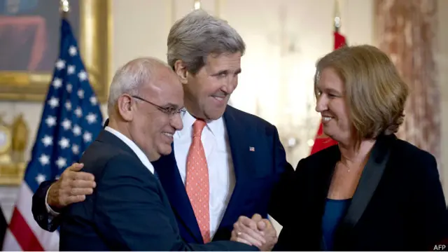 O negociador palestino Saeb Erakat, o secretário de Estado dos EUA, John Kerry, e a Ministra da Justiça de Israel, Tzipi Livni. AFP