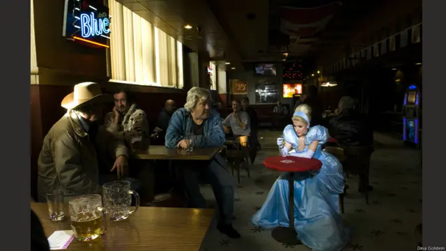 Artista canadense Dina Goldstein recriou protagonistas de contos infantis, como Branca de Neve e Rapunzel, em cenas do cotidiano.