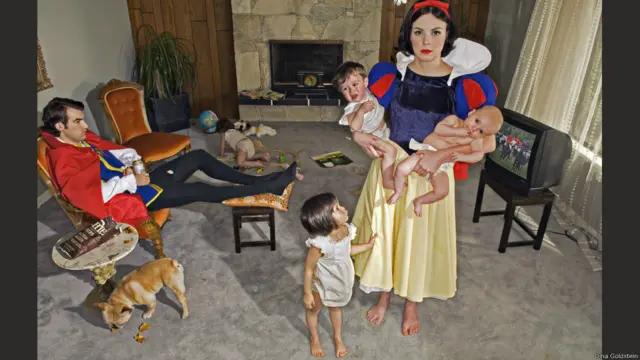 Artista canadense Dina Goldstein recriou protagonistas de contos infantis, como Branca de Neve e Rapunzel, em cenas do cotidiano.
