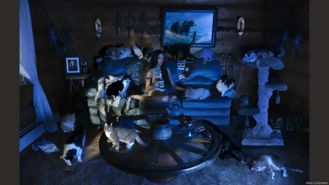 Artista canadense Dina Goldstein recriou protagonistas de contos infantis, como Branca de Neve e Rapunzel, em cenas do cotidiano.