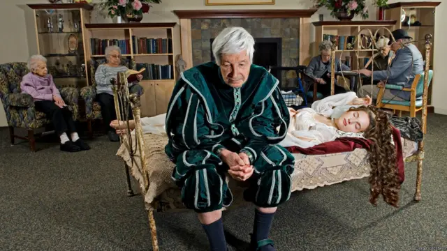 Artista canadense Dina Goldstein recriou protagonistas de contos infantis, como Branca de Neve e Rapunzel, em cenas do cotidiano.