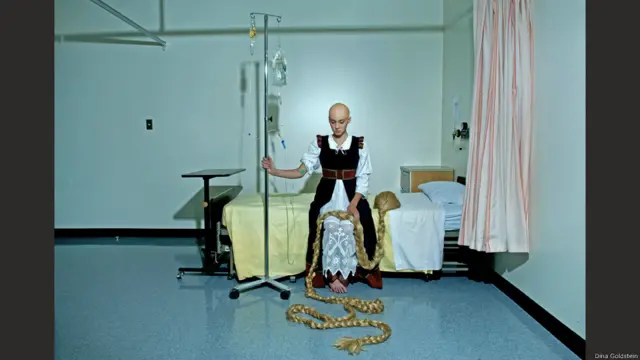 Artista canadense Dina Goldstein recriou protagonistas de contos infantis, como Branca de Neve e Rapunzel, em cenas do cotidiano.