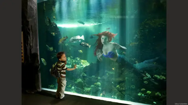 Artista canadense Dina Goldstein recriou protagonistas de contos infantis, como Branca de Neve e Rapunzel, em cenas do cotidiano.