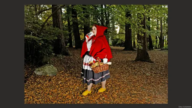 Artista canadense Dina Goldstein recriou protagonistas de contos infantis, como Branca de Neve e Rapunzel, em cenas do cotidiano.